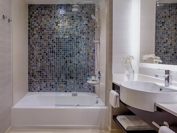 Room, 2 Queen Beds, Pool View