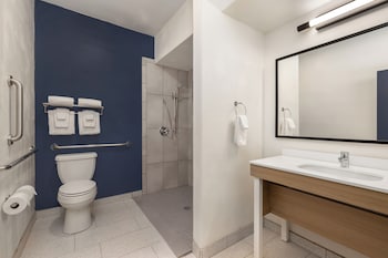 Room, 2 Queen Beds, Accessible (Mobility, Roll-In Shower)