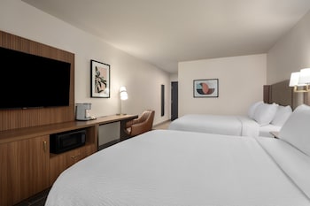 Standard Room, 1 King Bed, Roll-in Shower (Communications, Mobility)