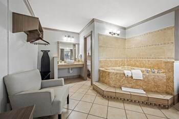 Deluxe Room, 1 King Bed, Non Smoking, Jetted Tub