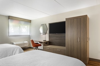 Standard Room, 2 Queen Beds (Bath Shower Combination)