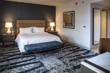 Deluxe Room, 1 King Bed, Accessible, Bathtub (Mobility & Hearing)