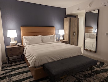Room, 1 King Bed, Corner