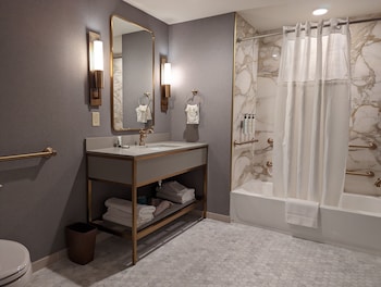 Deluxe Room, 2 Queen Beds, Accessible, Bathtub (Hearing)