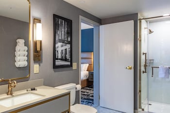 Deluxe Room, 1 King Bed, Accessible, Bathtub (Mobility & Hearing)