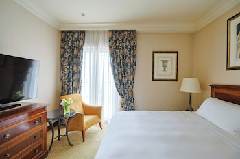 Suite, 1 King Bed, Terrace (Ambassador, Club Lounge Access)