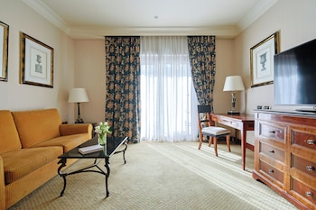 Suite, 1 King Bed, Terrace (Ambassador, Club Lounge Access)