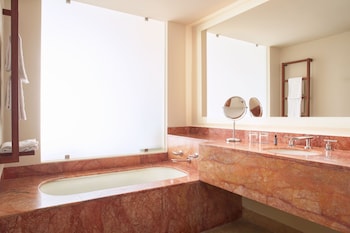 Sky Pool, Junior Suite, 1 King, Sofa bed, Ocean view