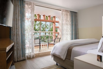 Wholesome Family, 2 Bedroom Suite, Pool view, Laundry Room
