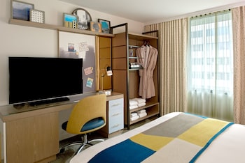 Suite, 1 King Bed, Accessible (Roll-in Shower)