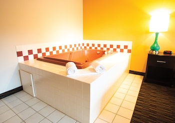 Dorena King Jacuzzi Suite