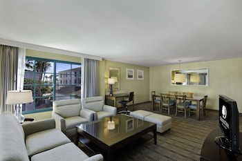 Full Size-King Suite