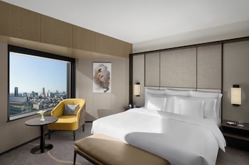 Suite, 1 King Bed, Club Lounge Access (Tori)