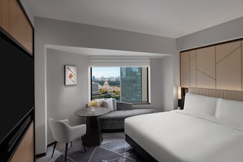 Premium Room, 1 King Bed, Club Lounge Access (Bath)