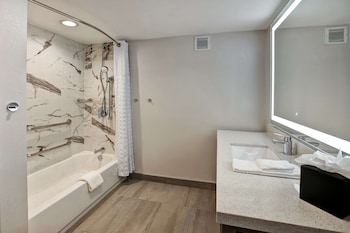 Suite, 1 King Bed, Accessible, Bathtub (Mobility & Hearing)