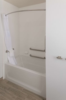 Room, 2 Queen Beds, Accessible, Bathtub