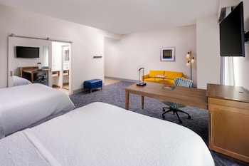 Studio, Multiple Beds, Accessible, Microwave (Mobility & Hearing, Roll-in Shower)