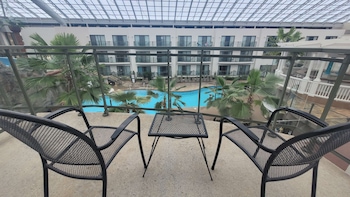 Suite, 1 Queen Bed, Non Smoking, Balcony (Atrium View;with Sofabed)