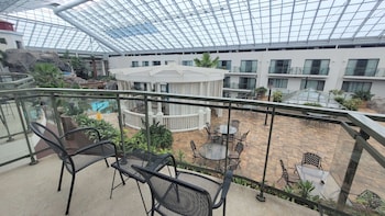 Suite, 1 Queen Bed, Non Smoking, Balcony (Atrium View;with Sofabed)