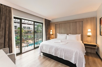 Suite, 1 King Bed, Non Smoking, Balcony (Atrium View;Separate Living Room)