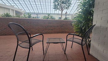 Suite, 1 Queen Bed, Non Smoking, Patio (Atrium View;with Sofabed)