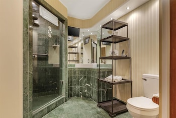 Suzie Wong Suite, 1 Queen Bed, Non Smoking, Jetted Tub