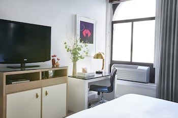 Deluxe Room, 1 Queen Bed, Accessible