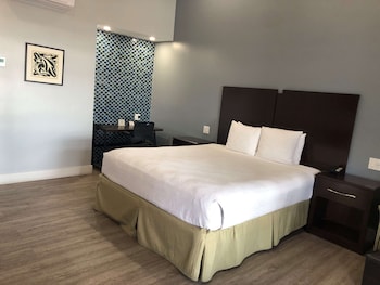 Standard Room, 1 King Bed, Balcony, Ocean View