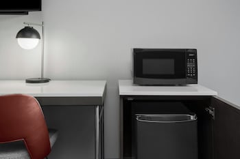 Room, 1 King Bed, Non Smoking (Mobility/Hearing Access, Roll-in Shwr)