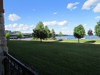 Room, 2 Queen Beds, Balcony, Lake View