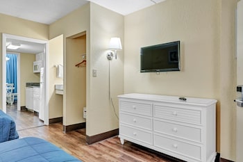 Suite, 2 Queen Beds, Pool View (Sideview 1 Bedroom Suite w/ 2 Queen B)