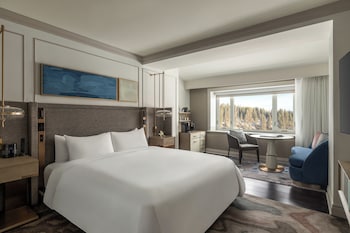 Deluxe Room, 1 King Bed, Roll-in Shower