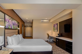 Junior Suite, 1 King Bed, City View