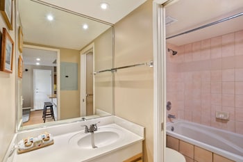 Suite, 1 Double Bed, Partial Ocean View (Comp)