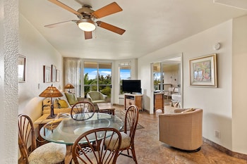 Deluxe Room, 1 Queen Bed, Partial Ocean View