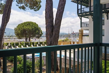 Chambre double avec balcon vue piscine et port