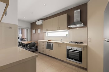 3 Bedroom Lonsdale Cabin