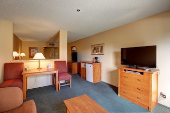 Room, 1 King Bed, Patio, Poolside