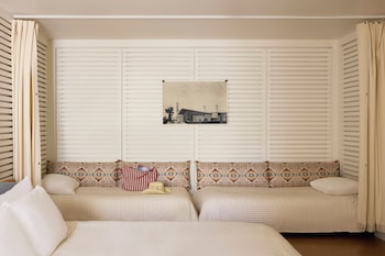 Superior Room, Multiple Beds (King Lounge, 1 King 2 Twin)