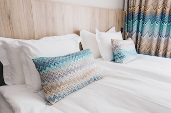 Standard Room, 1 King Bed, Non Smoking (with Sofabed)
