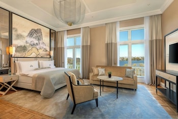 Deluxe Room, 1 King Bed, Lake View