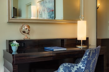 Superior Room, 1 King Bed, Lake View