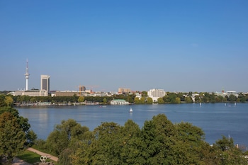 Superior Room, 1 King Bed, Lake View