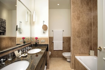 Superior Studio Suite, 1 Bedroom, Lake View (Balcony)
