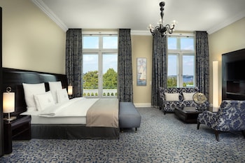 Deluxe Room, 1 King Bed, Lake View