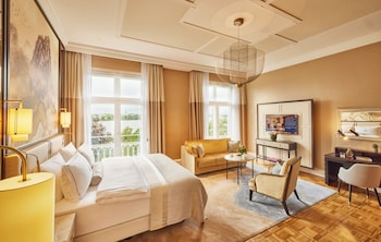Deluxe Room, 1 King Bed, Lake View