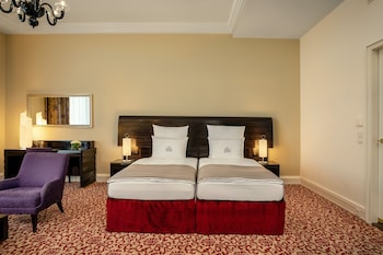 Junior Suite, 2 Twin Beds, Lake View