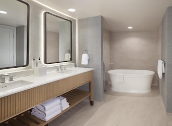 Grand Suite, 1 King Bed, Tower