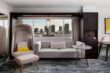 Grand Room, 1 King Bed, River View