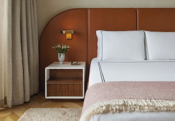 Club Room, 1 Queen Bed (Skyview)